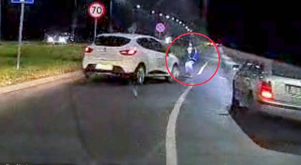 Policjanci dostali zawiadomienie, a po sieci krążył filmik. Kierowcę ukarze sąd