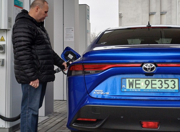 Sprawdziłem, ile w Polsce kosztuje jazda wodorową Toyotą Mirai