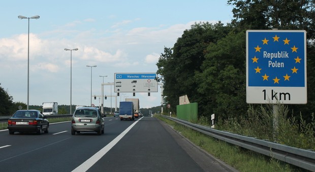 Wyprzedzanie z prawej strony. W Niemczech też można, ale tylko w wyjątkowych sytuacjach