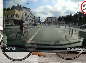 Pijana rowerzystka wpada wprost pod auto. Teraz kierowca ma problem [Wideo]