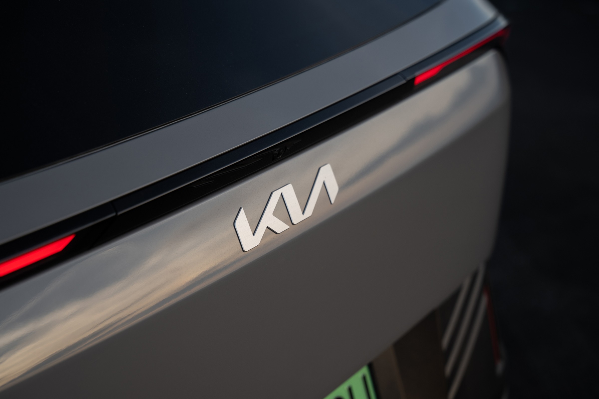 Zapach benzyny dla... kierowców aut elektrycznych. Kia walczy z zespołem odstawiennym