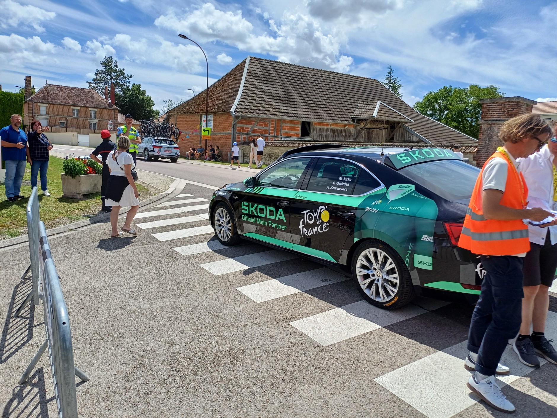 Jeden z samochodów przewożących polskich dziennikarzy