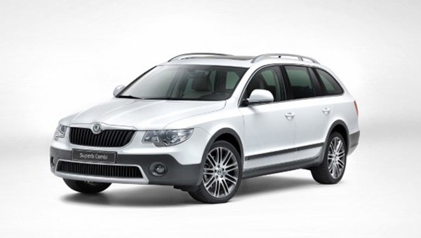 Škoda Superb Outdoor: terenowy kamuflaż