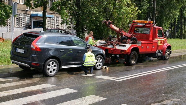 Od 2024 r. kierowcy płacą więcej za odholowanie pojazdu i postój na parkingu strzeżonym