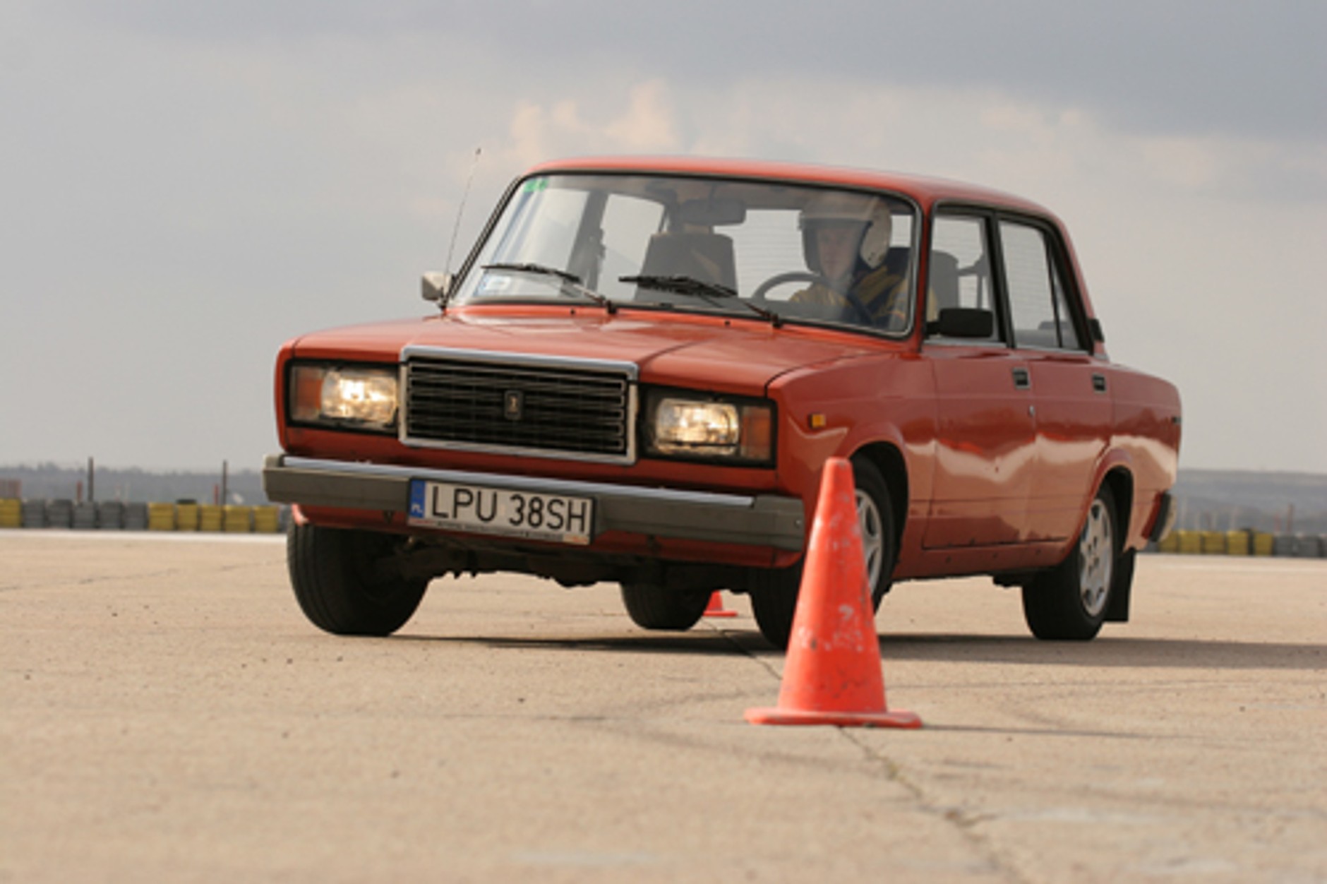 "Duży" Fiat 1.3 kontra Łada 2107 1.3 - Klasyki PRL-u w teście mistrza