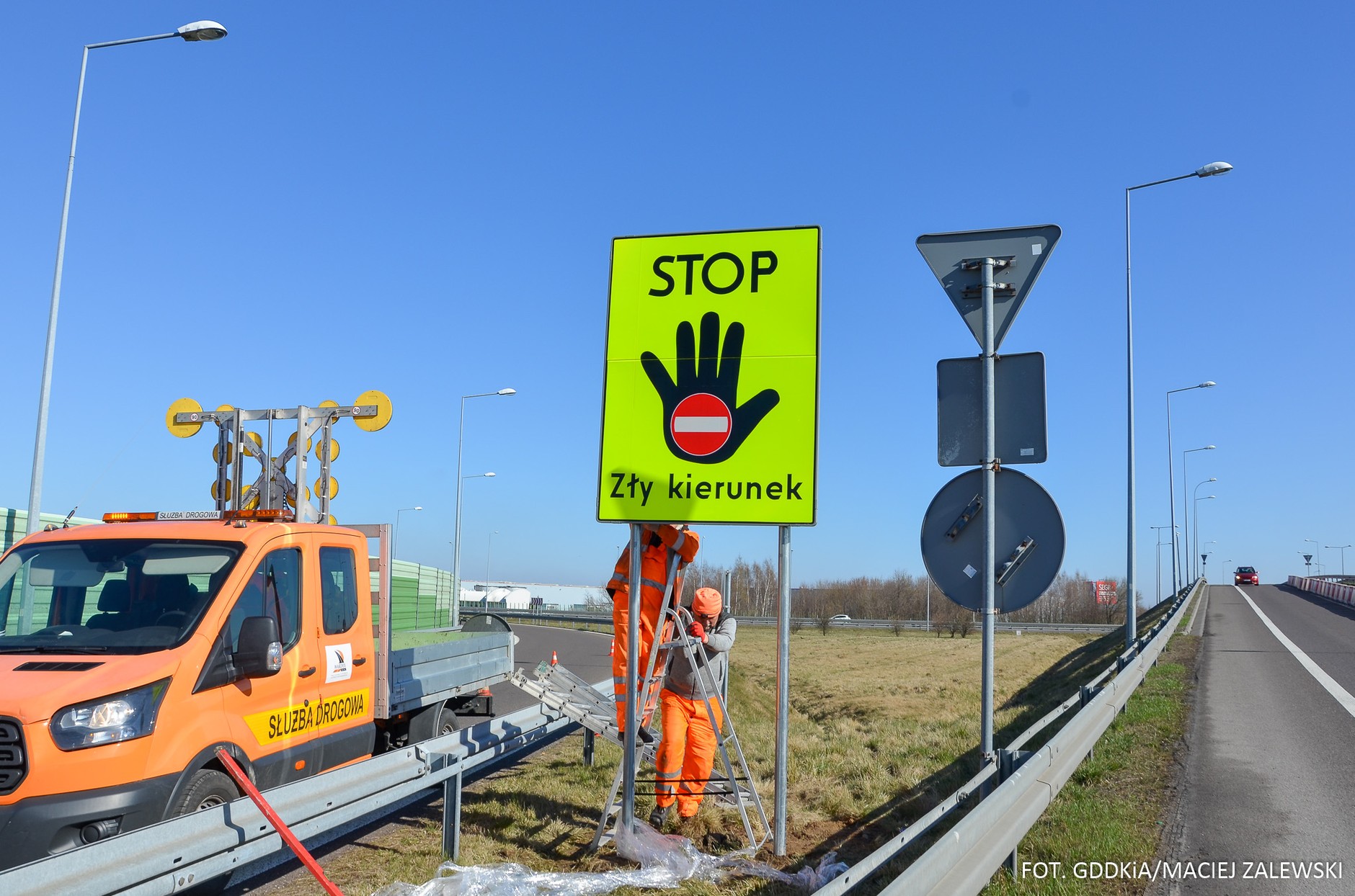 Jazda pod prąd. Znak "STOP Zły kierunek"
