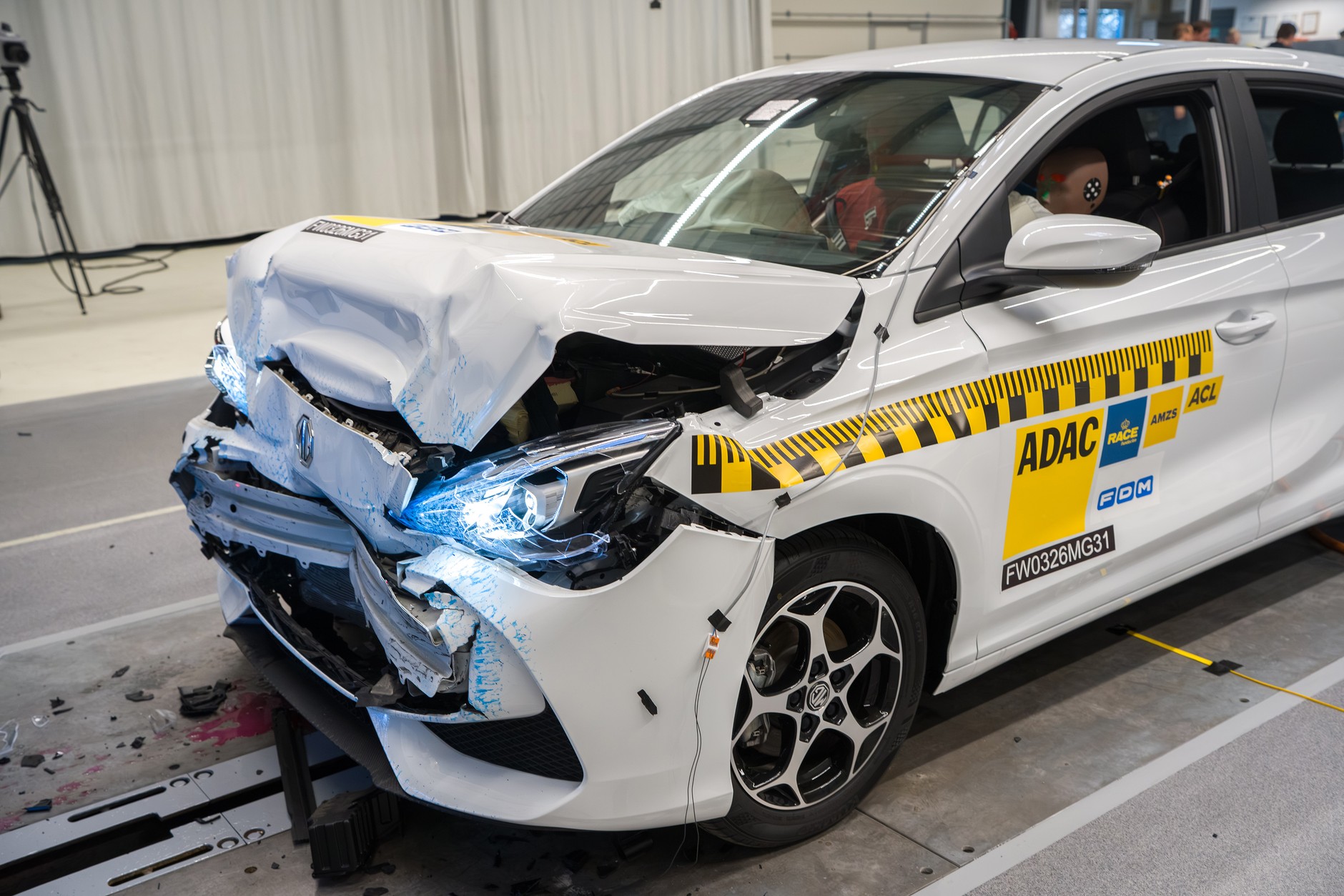 Przez napinacze, działające najlepiej przy prędkości 50 km na godz., niższa prędkość sprawia, że mogą one spowodować dodatkowe obrażenia