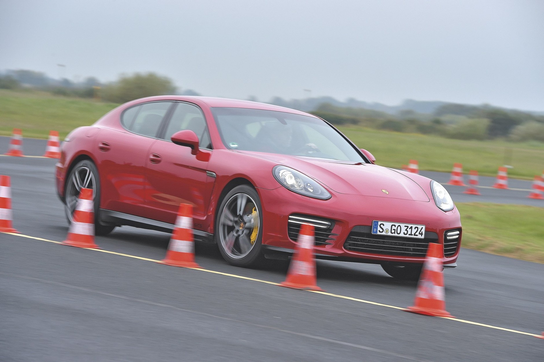 Nowe BMW 750i kontra Audi A8, Mercedes klasy S i Porsche Panamera