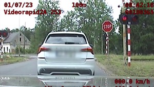 Kierująca Skodą zignorowała czerwony sygnał. Dostała 2 tys. zł mandatu i 15 punktów karnych