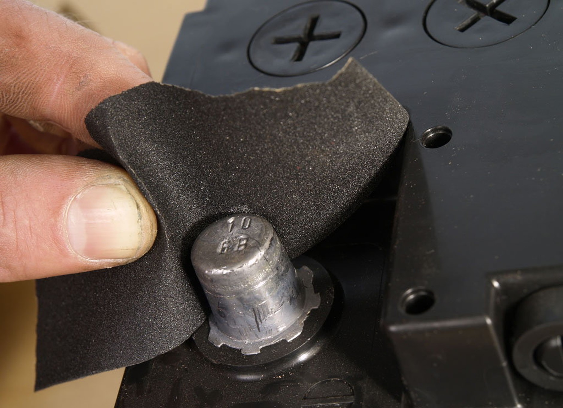 Czyszczenie zacisków akumulatora