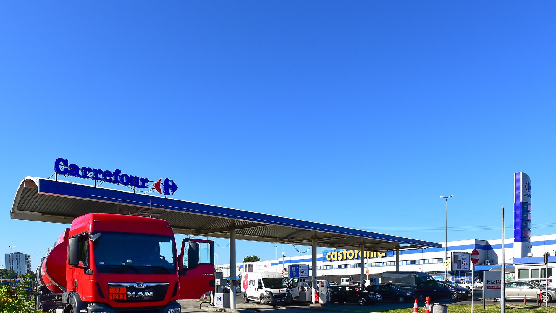 Stacja paliw przy supermarkecie Carrefour
