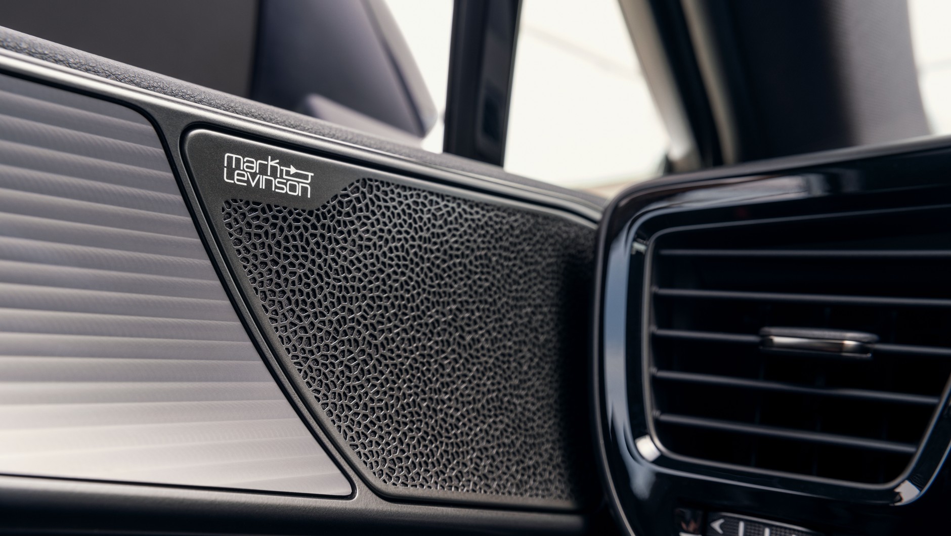 Nagłośnienie klasy premium (Mark Levinson) ma aż 17 głośników w kabinie