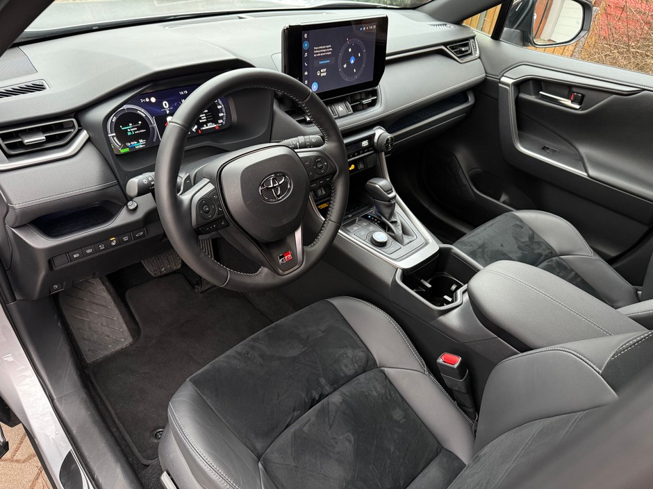 Kokpit Toyoty RAV4 GR Sport