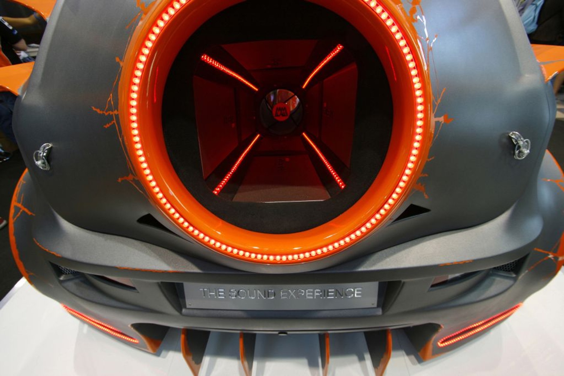 To też wielki otwór bass refleks, przez który tłoczone jest powietrze. Powietrze, które przy okazji może choć po części chłodzić wzmacniacze wbudowane w ściany tunelu.