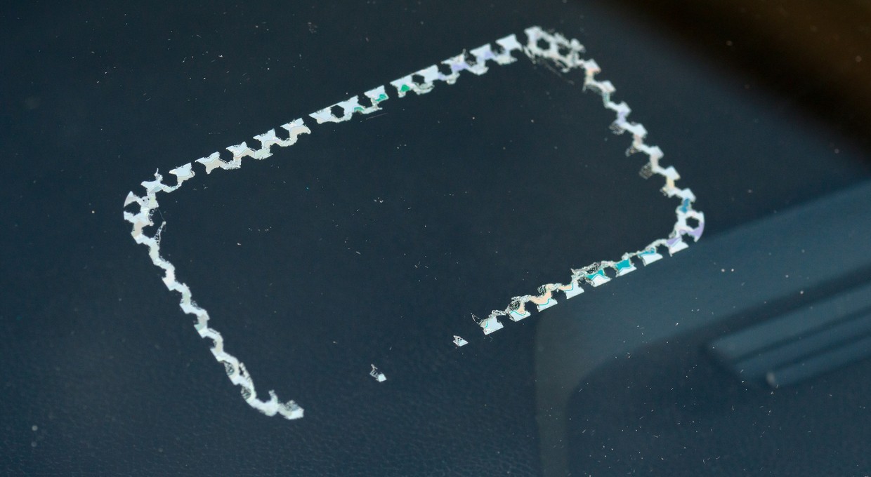 Naklejka rejestracyjna na szybie auta — jak ją łatwo odkleić?