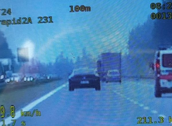Pędził Bentleyem 209 km/h po "esce". Na tej samej trasie policjanci "trafili" także rowerzystę [WIDEO]