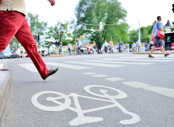 Pieszy pierwszy na przejściu – także przed hulajnogą i rowerem!