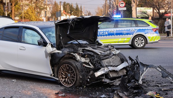 26403258 - MARKI ZDERZENIE AUTOBUSU MIEJSKIEGO Z AUTEM OSOBOWYM (wypadek w rejonie Al. Piłsudskiego i ul. Bandurskiego)