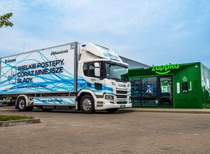 Popularna sieć sklepów testuje elektryczną ciężarówkę Scania 25P B4X2NB