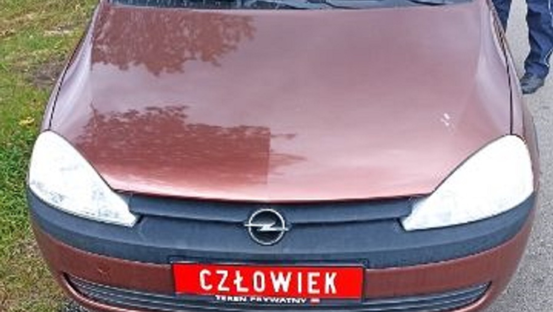 Opel Corsa z czerwonymi tablicami rejestracyjnymi