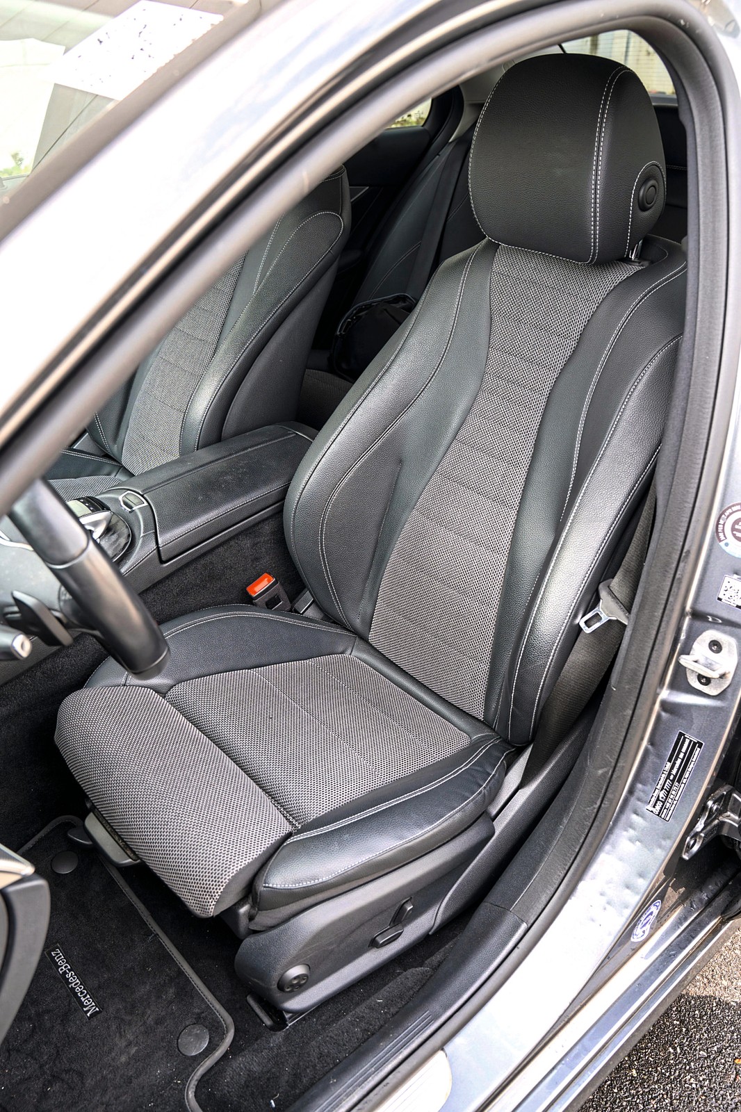 Używany Mercedes E200 (W213): przednie fotele są komfortowe, z tyłu też nie brakuje miejsca. 