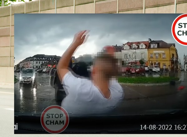 Rzucał się na maski samochodów, w tym policyjnego radiowozu. Jest nagranie