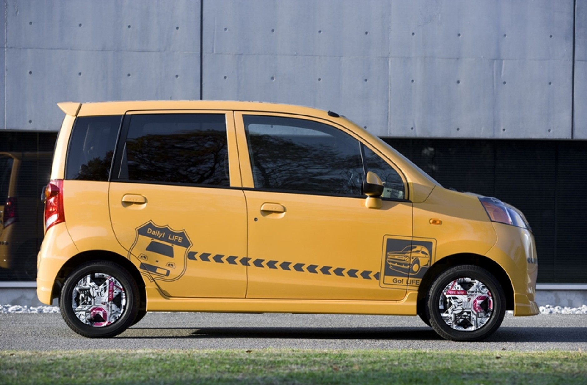 Które auto ma tak odjechane kołpaki?