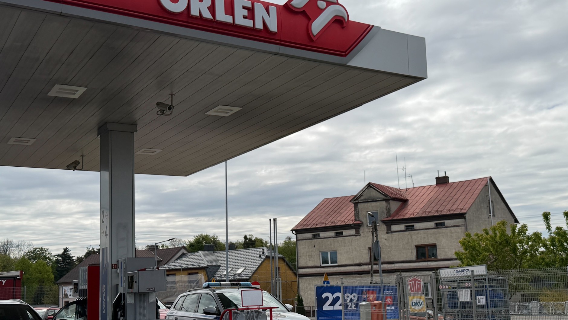 Czeskie służby tankują radiowóz na Orlenie