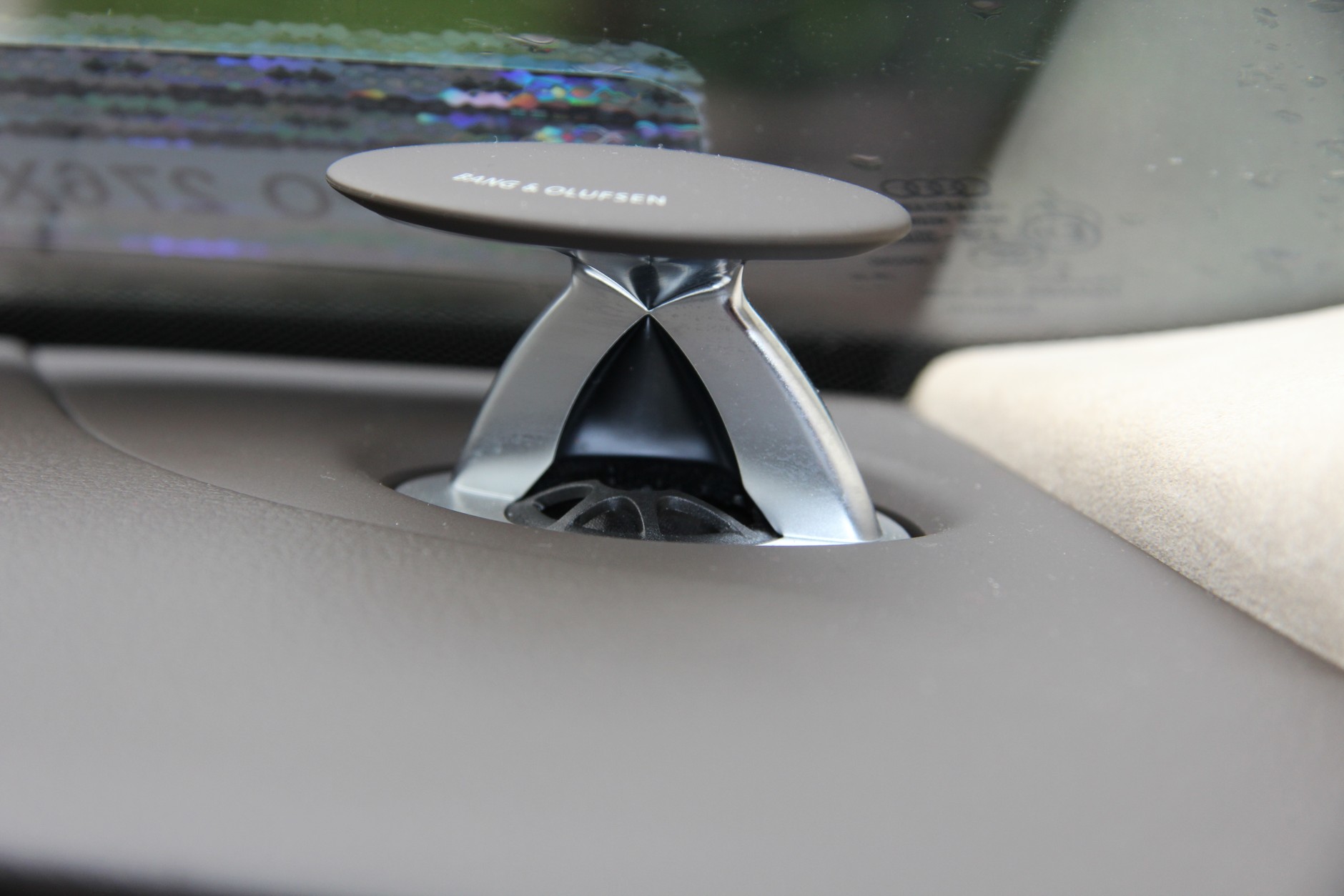 Automatycznie wysuwany głośnik wysokotonowy