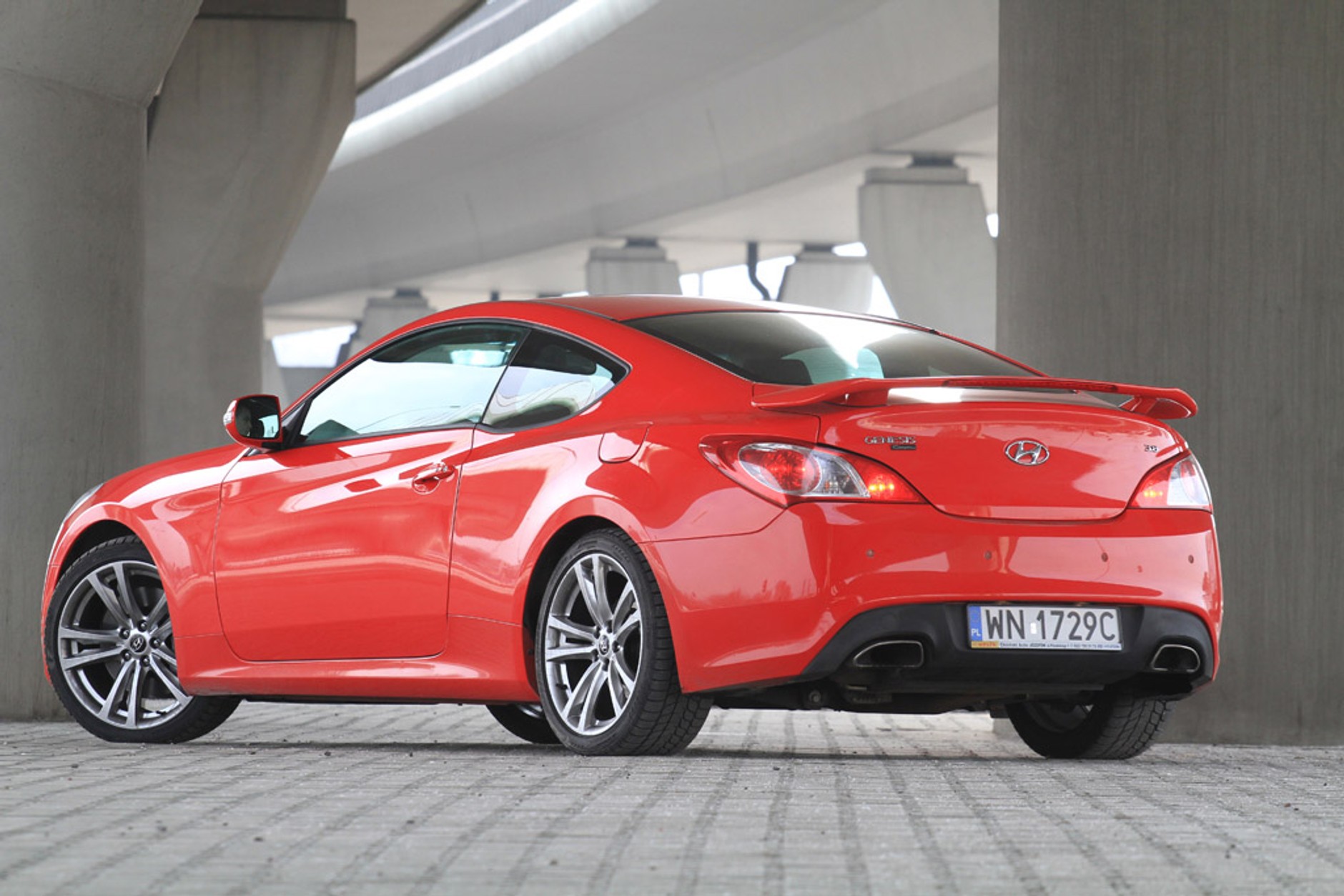 Hyundai Genesis Coupe: czerwony palacz gumy