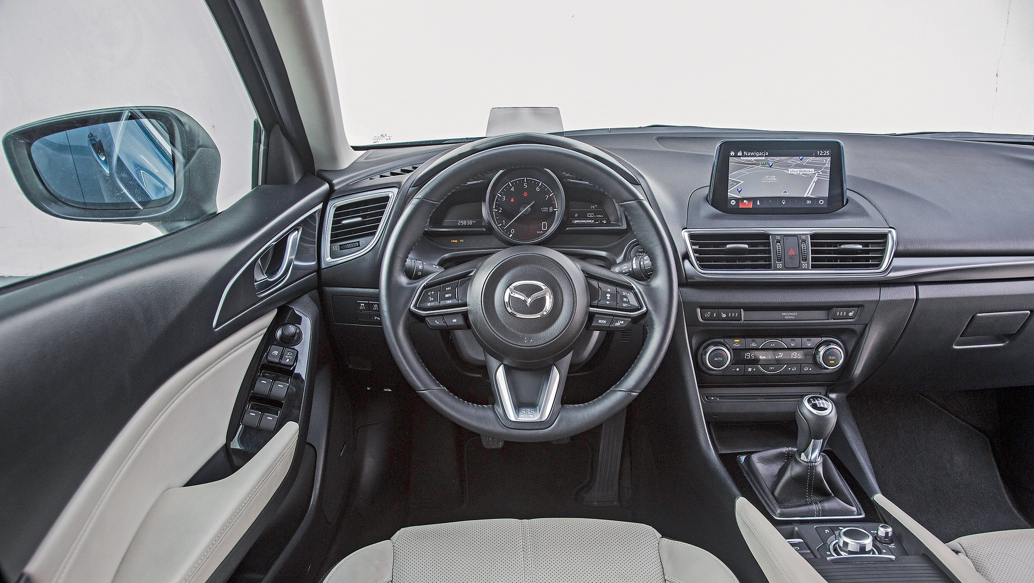 Mazda 3 wyróżnia się też dość wysokimi cenami zakupu (niska utrata wartości), które w dużej mierze są efektem dobrej opinii o marce. No i tym, że poza hatchbackiem można było kupić tylko sedana.