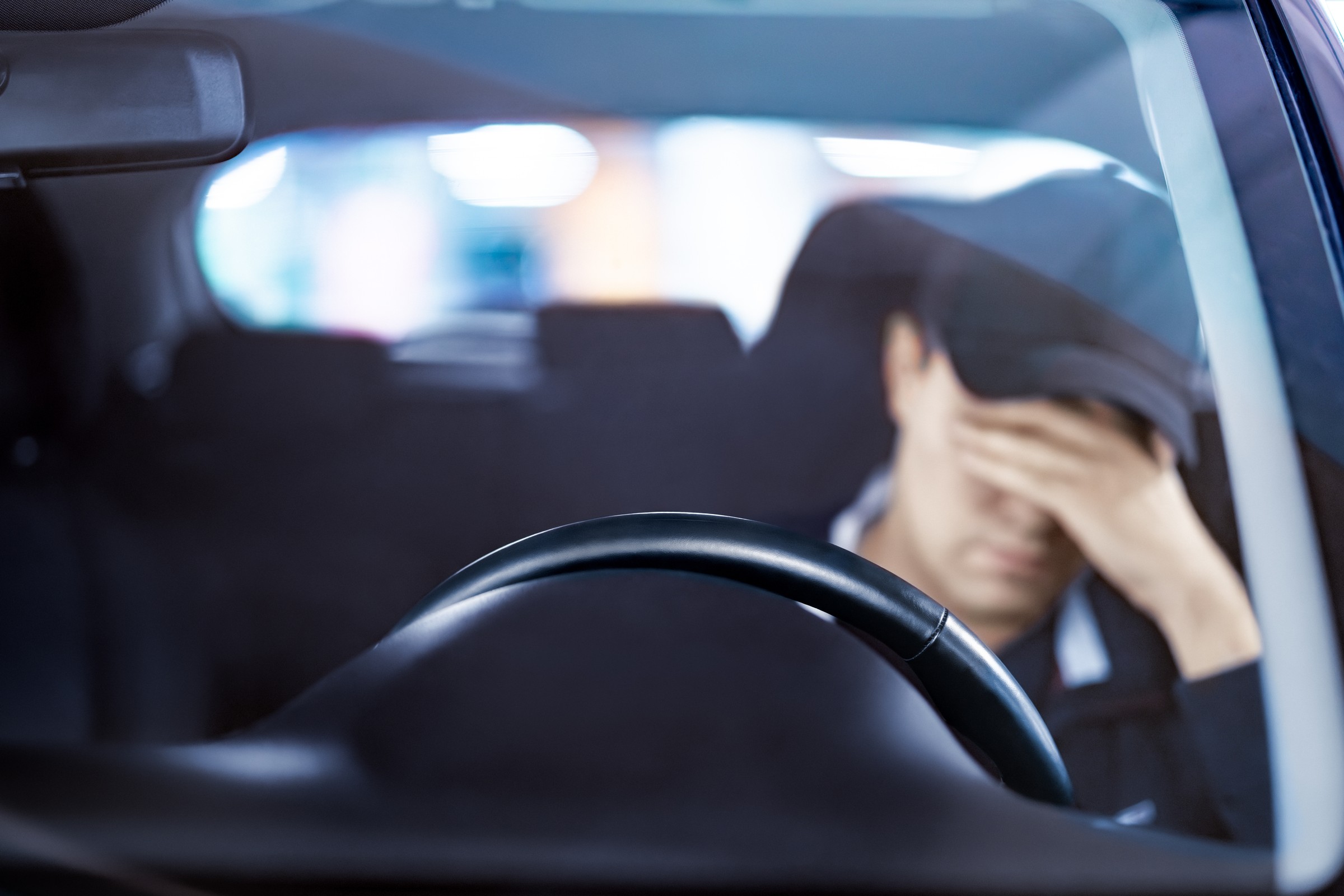 Spał pijany w swoim samochodzie. Policja: popełnił przestępstwo