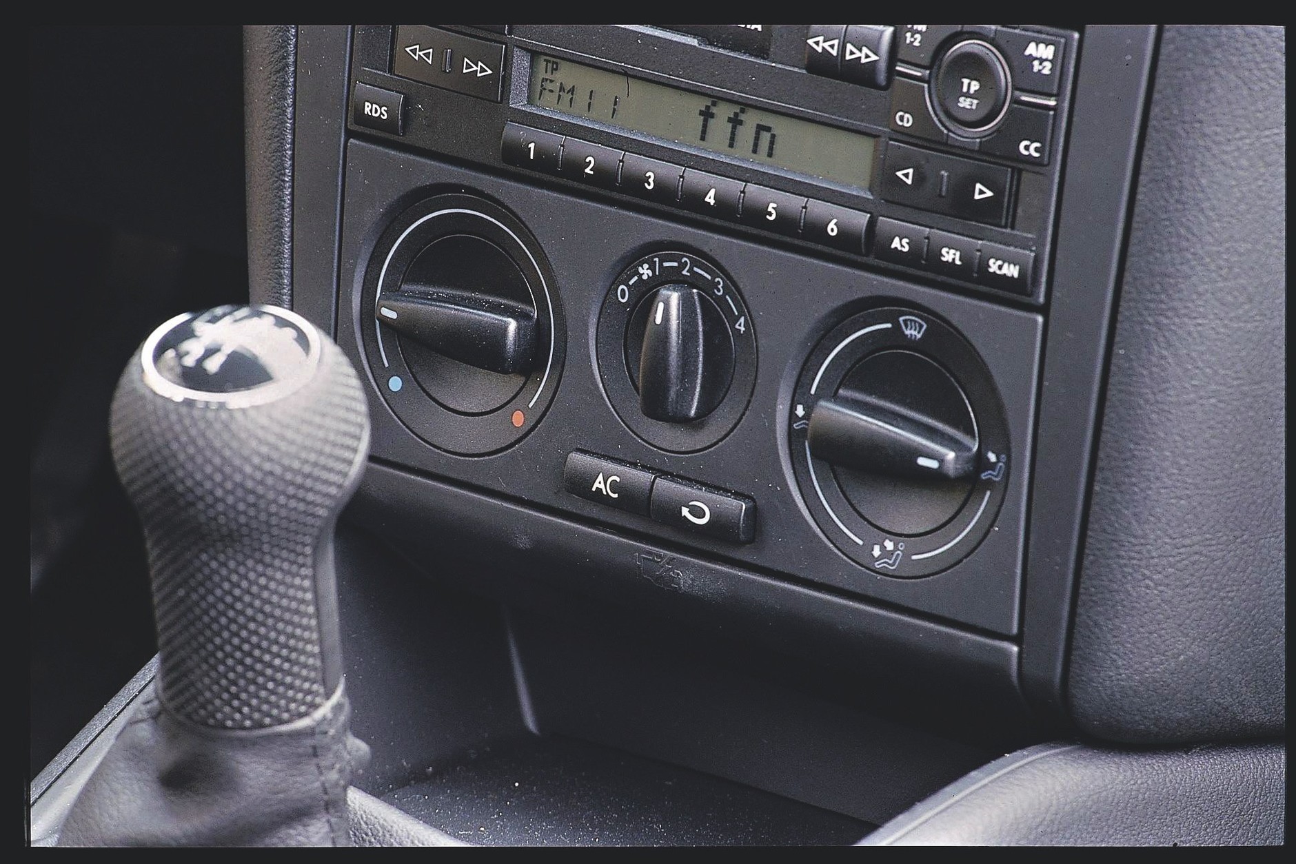 Manualna klimatyzacja to dobry pomysł na rozpoczęcie przygody z "klimą" w aucie. Zapewnia pełną kontrolę nad temperaturą oraz rozdziałem nawiewu i pozwala stać się świadomym użytkownikiem