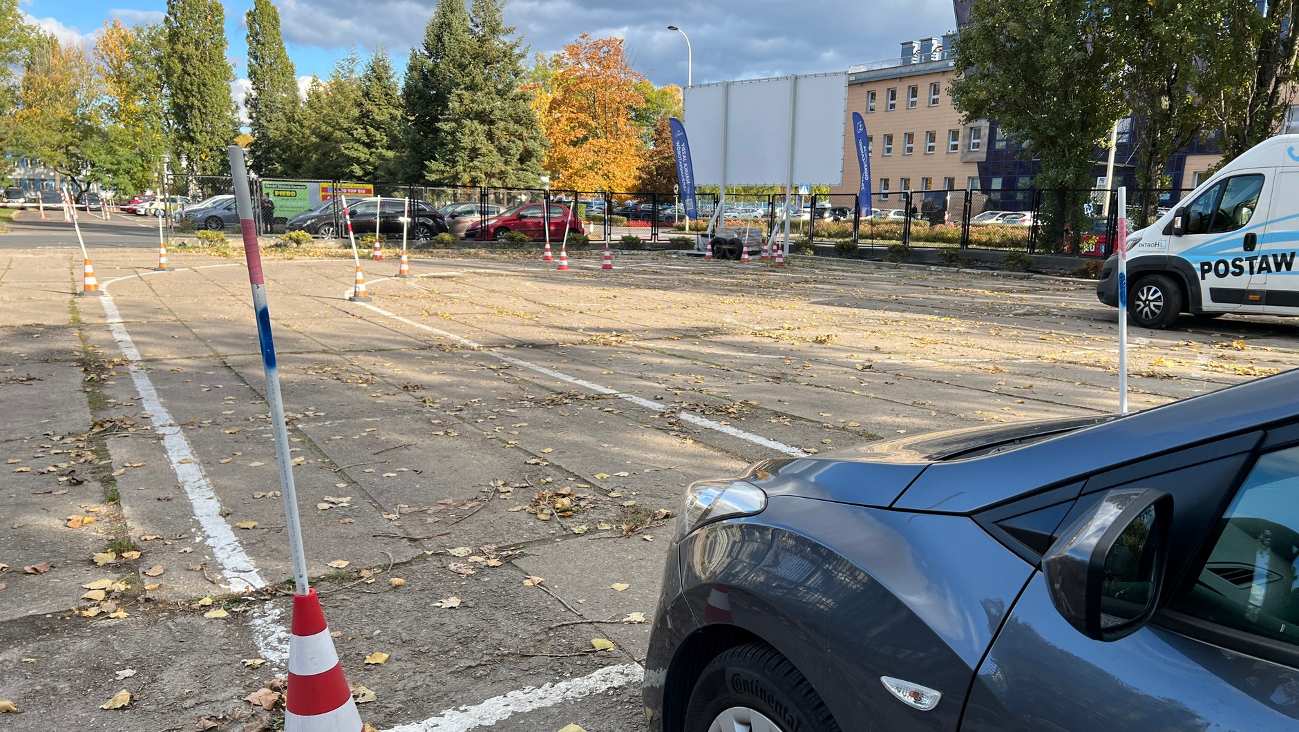 Egzamin praktyczny na placu manewrowym — nawet tu doświadczony kierowca może z łatwością oblać