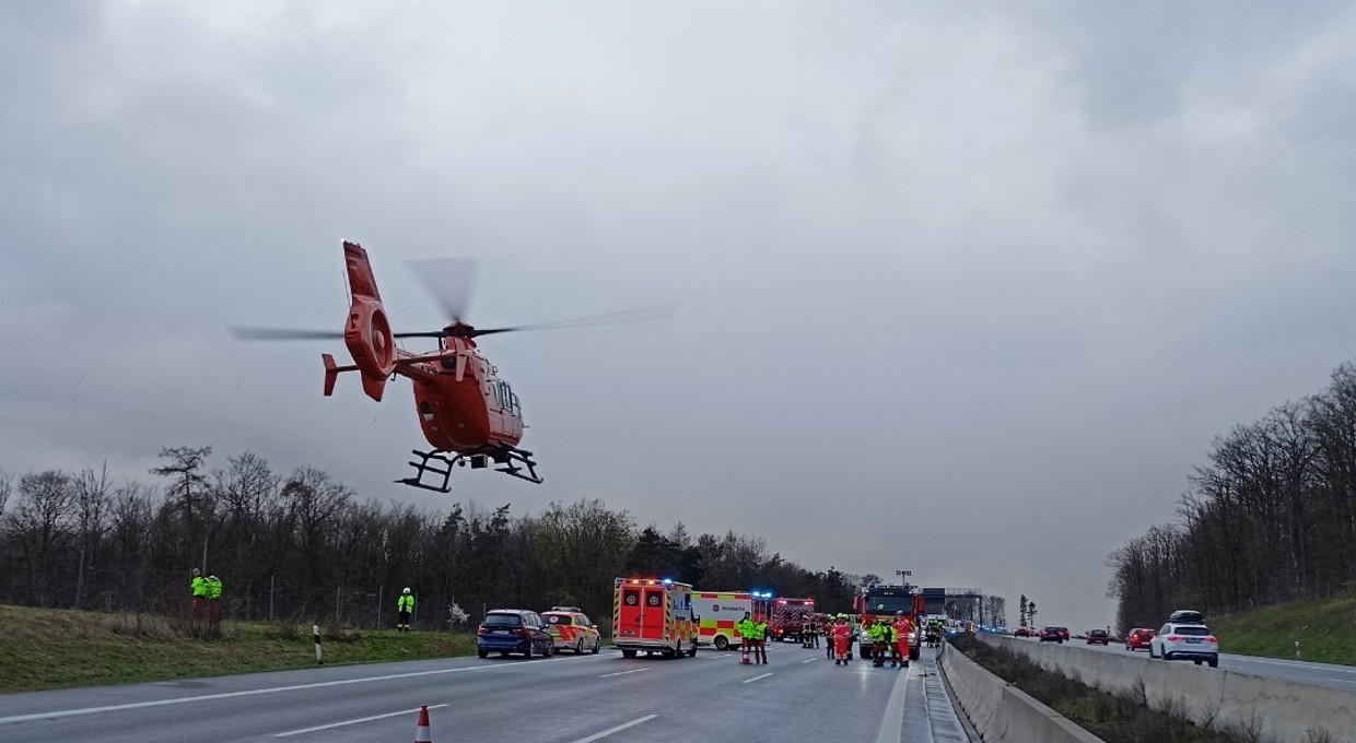 Gigantyczny karambol na autostradzie A3 w Bawarii: ok.40 rozbitych aut, są ofiary śmiertelne