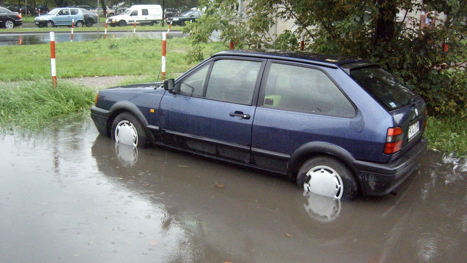 Autocasco a powódź. Tego nie wolno robić z zalanym samochodem