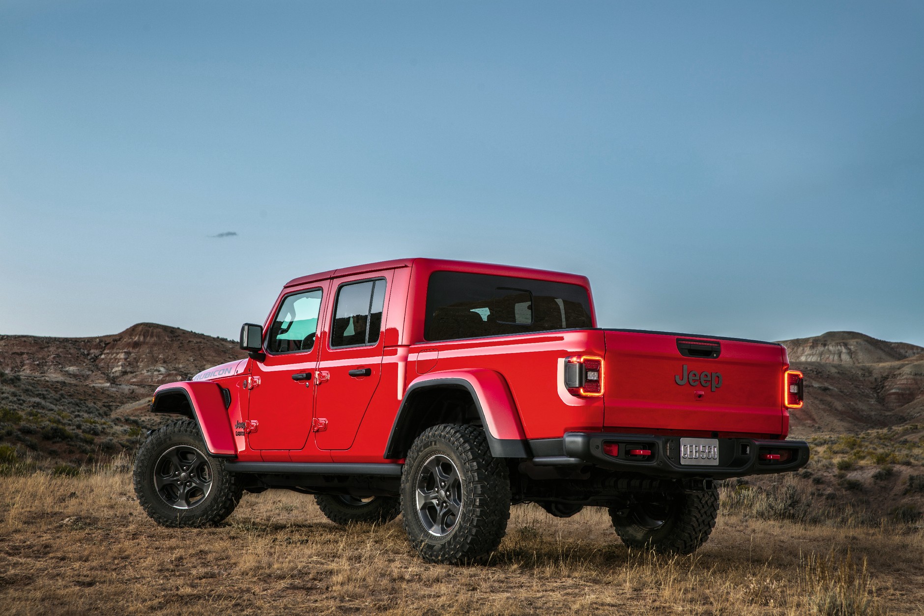 Skrzynia Jeepa Gladiatora ma 1,5 długości. Zamykana przestrzeń ładunkowa jest oświetlona i wyposażona w wodoszczelne gniazdko (115 V/400 W)