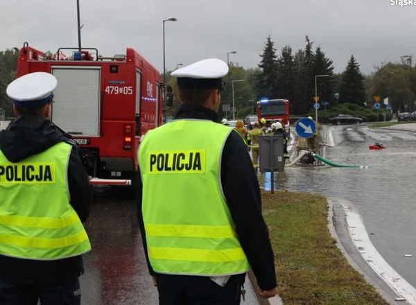 Śląskie: deszcz paraliżuje ruch drogowy. Apel policji o ograniczenie podróży