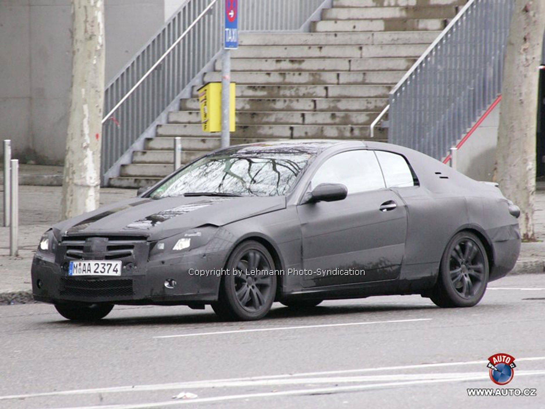 Zdjęcia szpiegowskie: Mercedes-Benz klasy E i coupe CLK – nowe zdjęcia