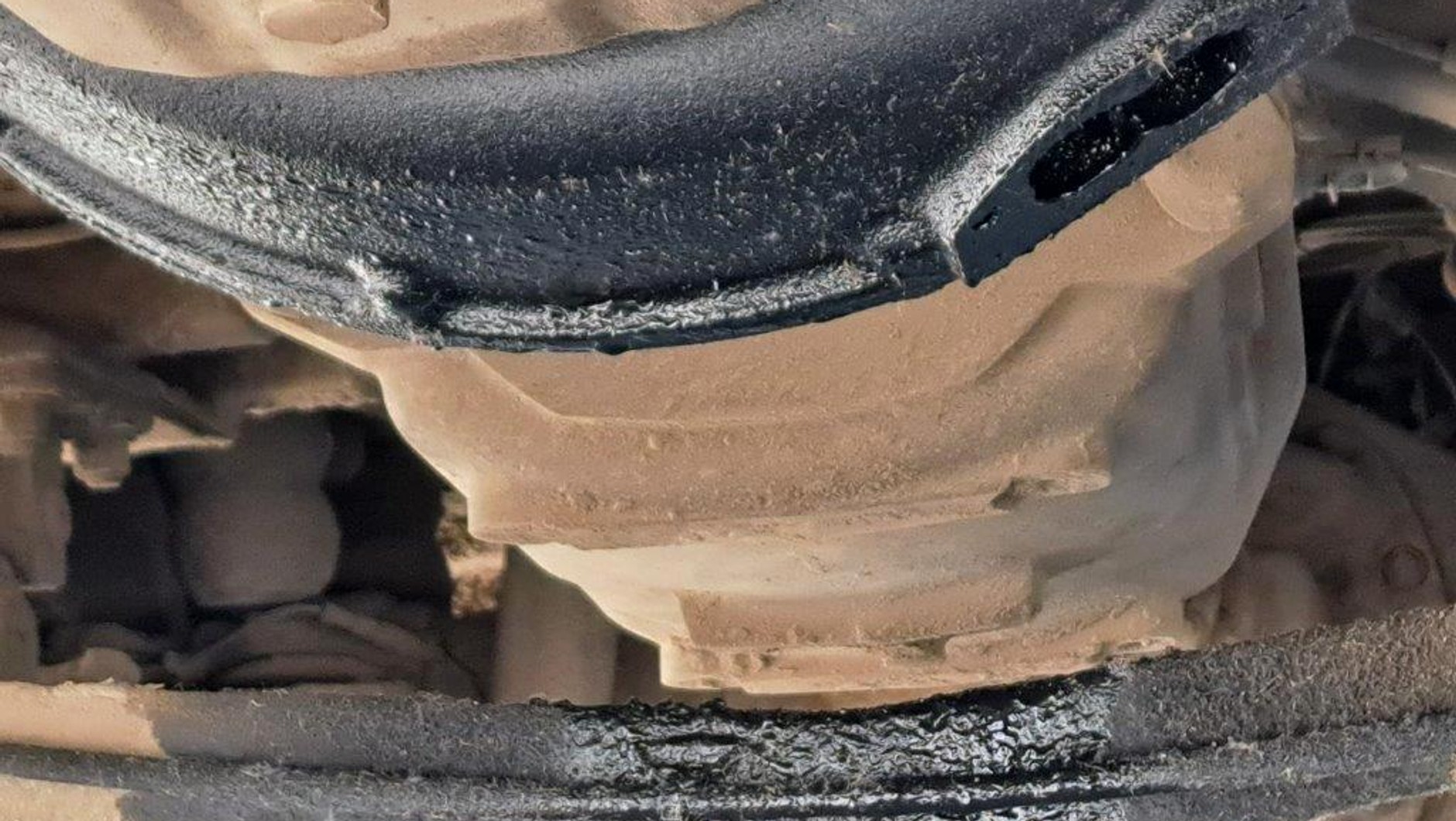 Kontrola ITD autobusu przewożącego dzieci do szkoły (województwo dolnośląskie; maj 2024 r.): wycieki oleju z silnika i skrzyni biegów