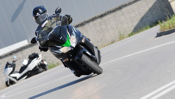 Kawasaki J300 - pierwszy skuter od zielonych