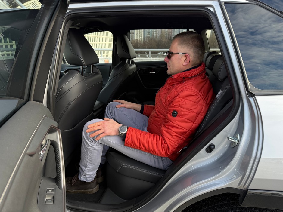 Toyota RAV4 Plug in Hybrid – dużo miejsca z tyłu, ale o włos mniej niż w Rafale