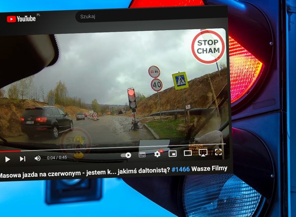 Zatrzymał się prawidłowo i nie dowierzał w to, co widzi. Wszystko nagrała kamera