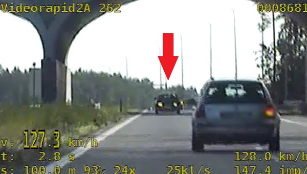 Jechał pod prąd na drodze S5. Prawie staranował radiowóz [Nagranie]