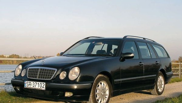 Mercedes E (1995-2002): długodystansowy okularnik