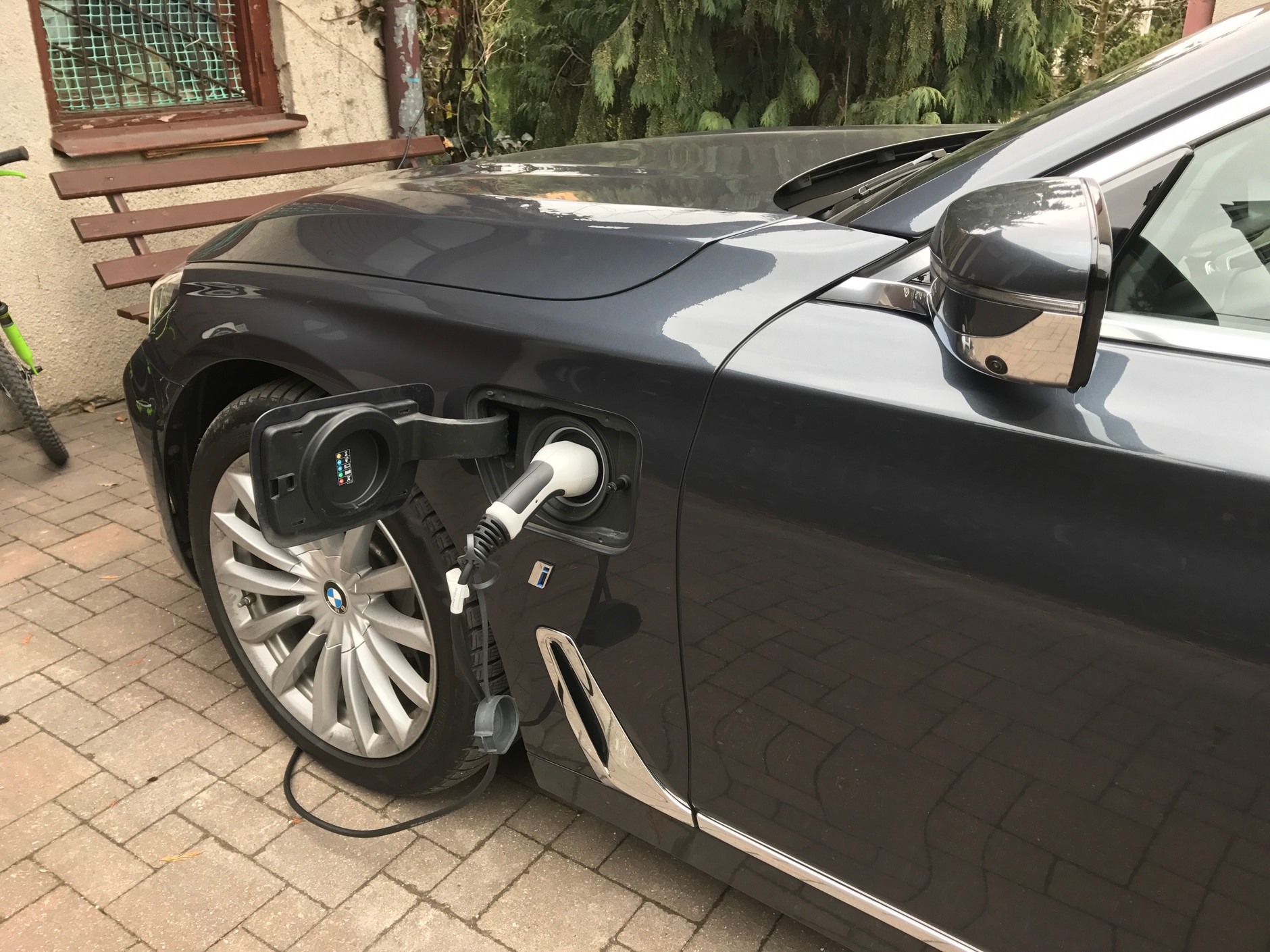 Ładowanie samochodu pod domem kosztuje zwykle mniej niż na stacjach, ale trwa znacznie dłużej.