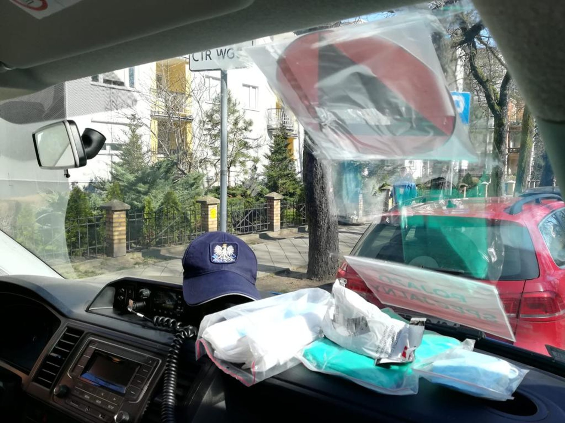 Pojazdy specjalne oznacza się czarnym trójkątem w kole (żółte lub pomarańczowe tło)