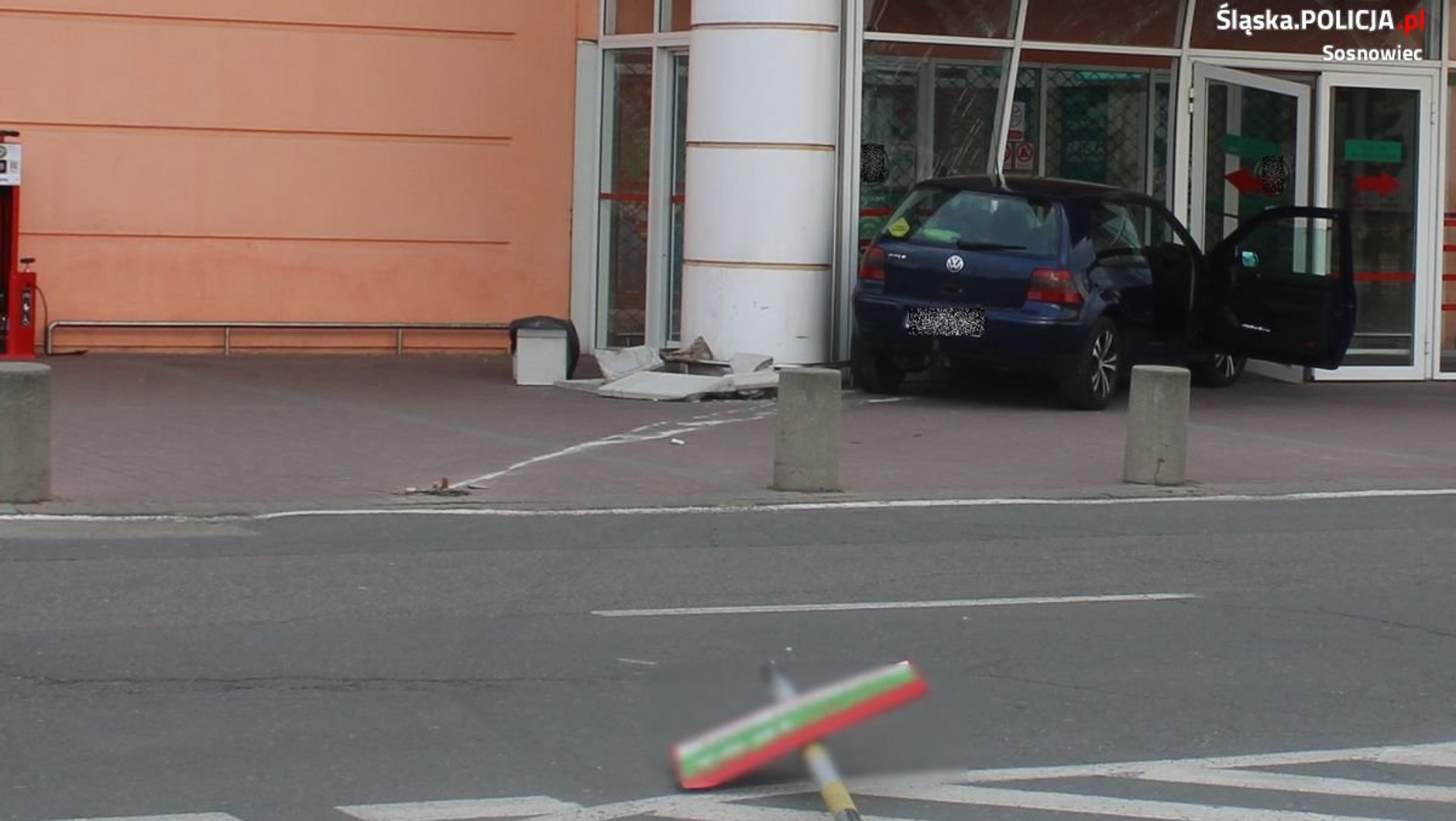 Tak się kończy, gdy za kółkiem siada osoba bez prawa jazdy. O krok od tragedii