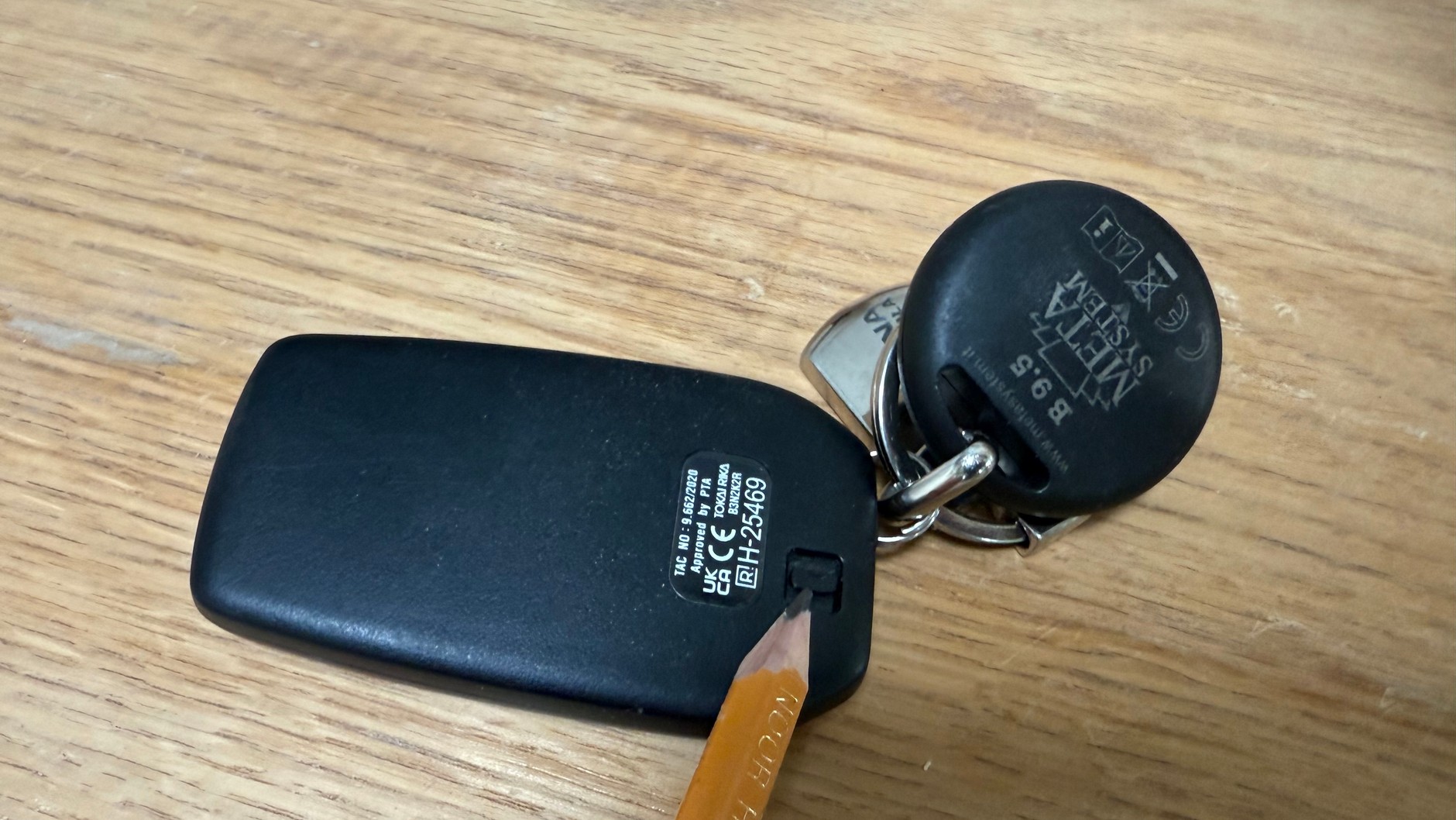 Większość wspołczesnych fabrycznych pilotów samochodowych ma ukryty tradycyjny kluczyk