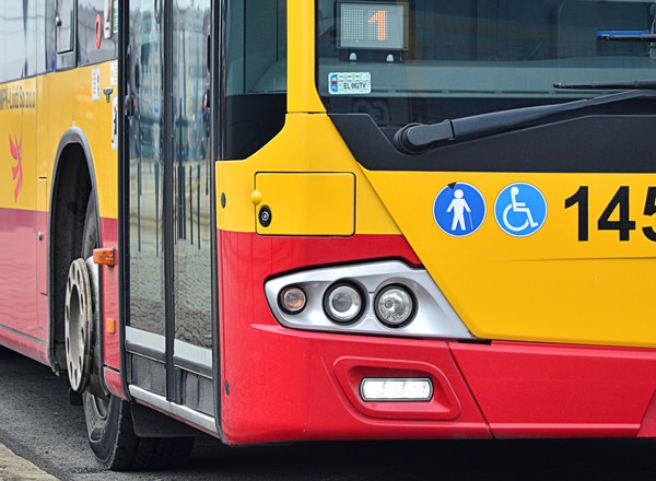 Miejski autobus "driftował" w Łodzi. Ślizgawka na drogach [Nagranie]